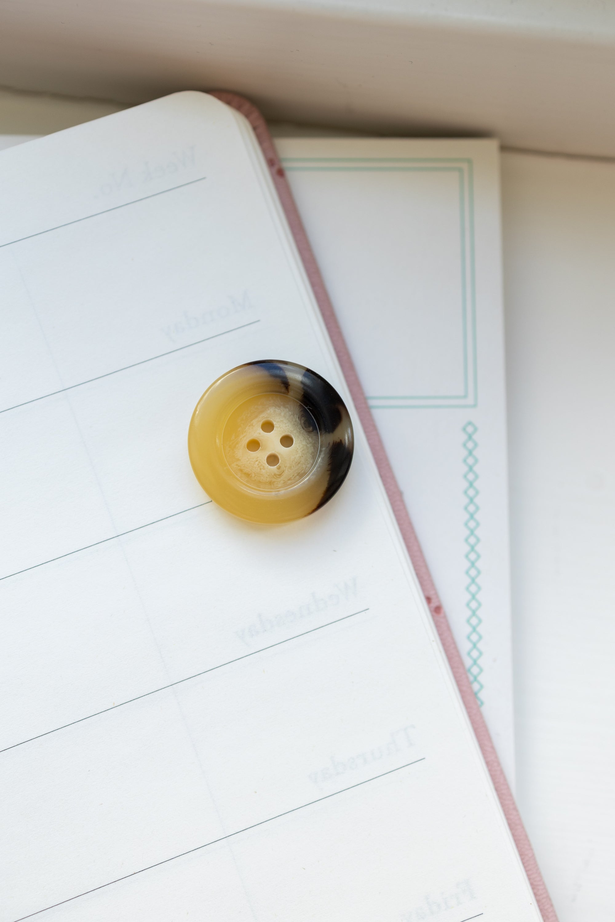 Imitated horn button 28 mm